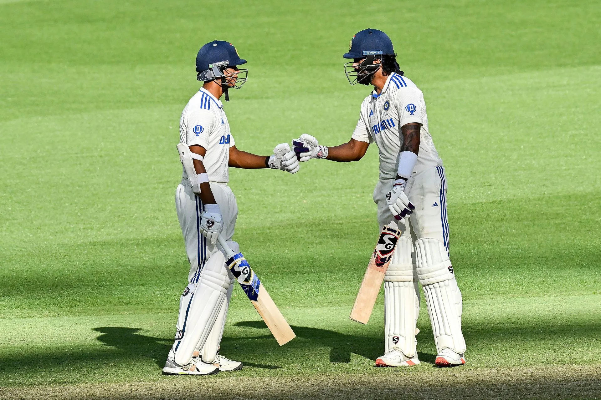 what is the record for the highest successful fourth-innings chase at the MCG?