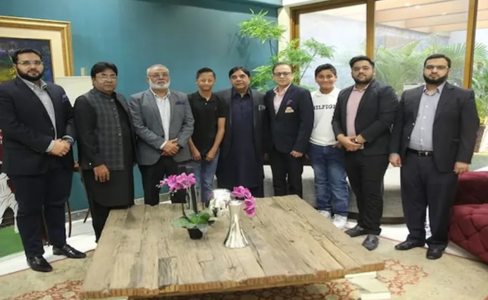 लाइनअप फोटो गैलरी