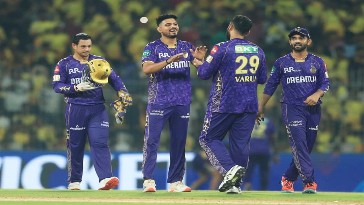 KKR players celebrating a wicket