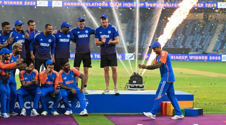 एशिया कप 2025 ट्रॉफी विवाद: ट्रॉफी अब भी दुबई में, भारतीय क्रिकेट टीम इंतज़ार में