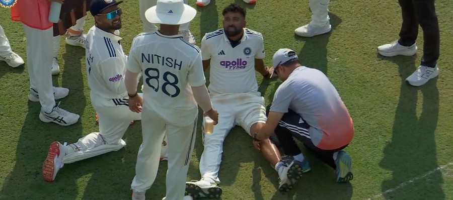 मोहम्मद सिराज को चोट का डर, भारतीय तेज़ गेंदबाज़ ने दर्द में पकड़ी दाहिनी कंधे