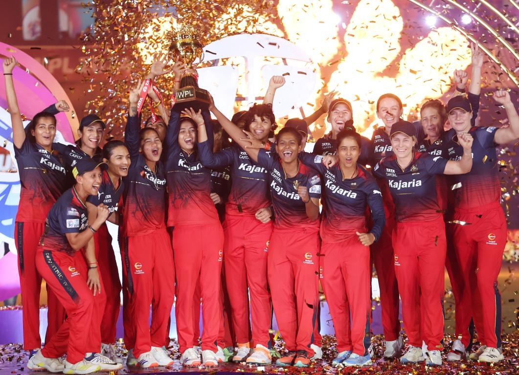 ఆర్సీబీ మహిళల WPL 2026 స్క్వాడ్: రిటెన్షన్స్, RTM & వేలం కొనుగోలు చేసిన ప్లేయర్లు