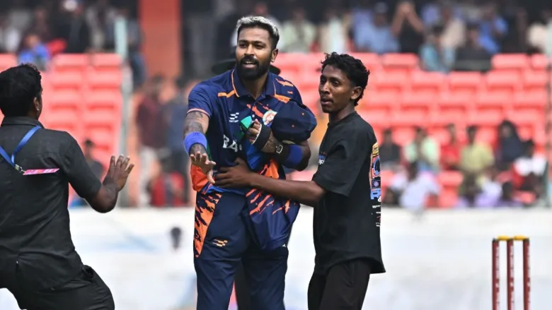 Fan Runs Onto Field to Meet Hardik Pandya, Hardik Tells Security to Stay Calm