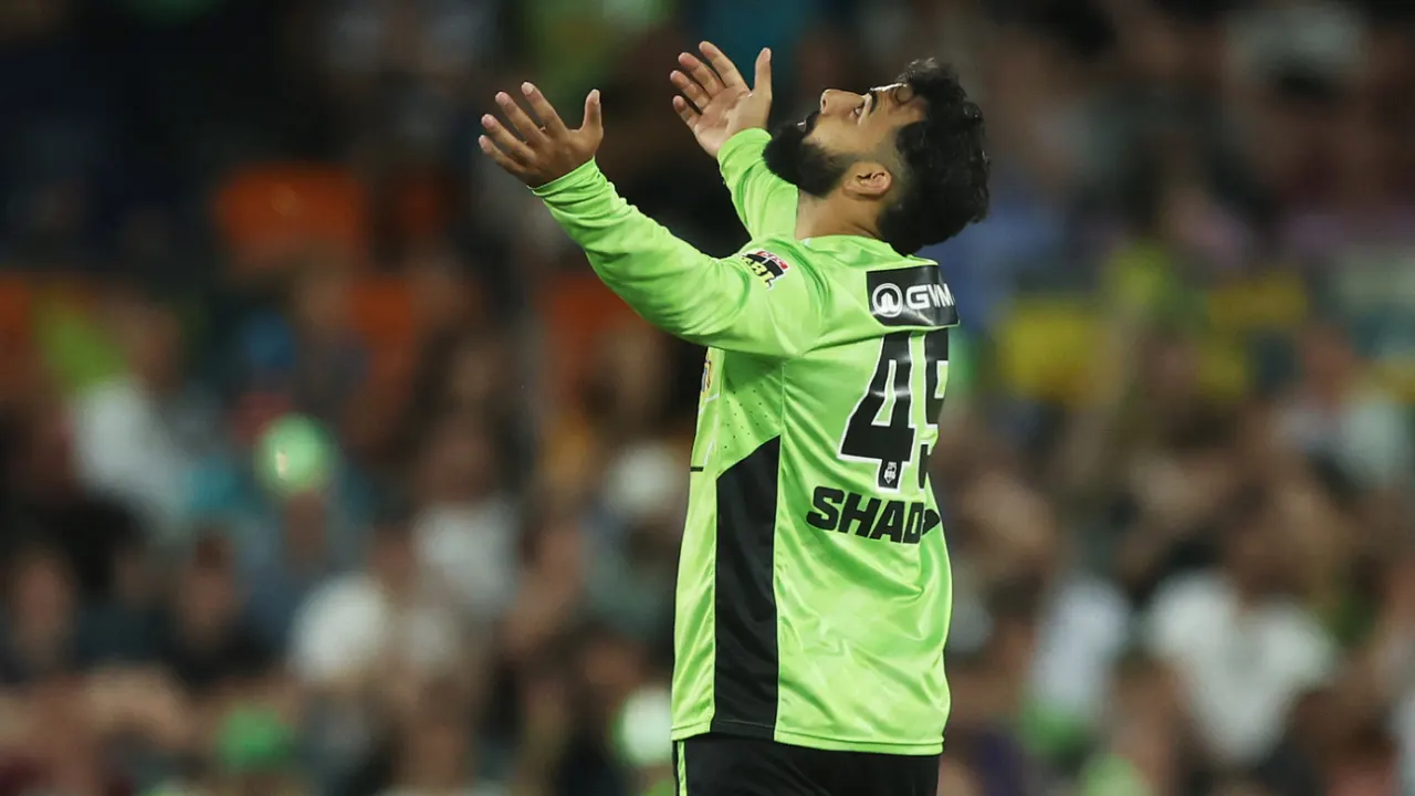 Shadab bowls wicketless expensive overs as Thunders’ woes continue
