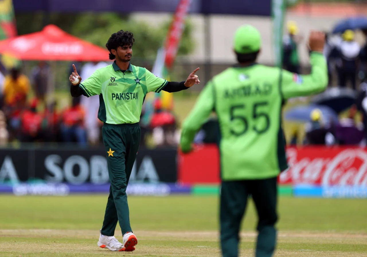 Pakistan downed Zimbabwe in a slow run-chase to take them along to the Super Sixes
