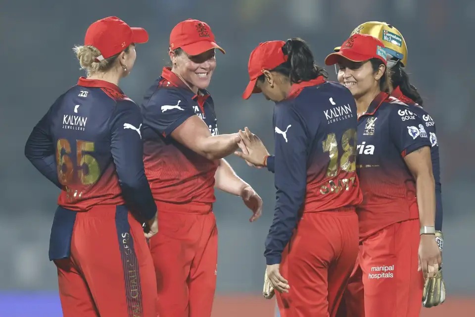 RCB ఫైనల్‌కు దూసుకెళ్లింది: UP వారియర్‌జ్‌పై 8 వికెట్ల ఘన విజయం