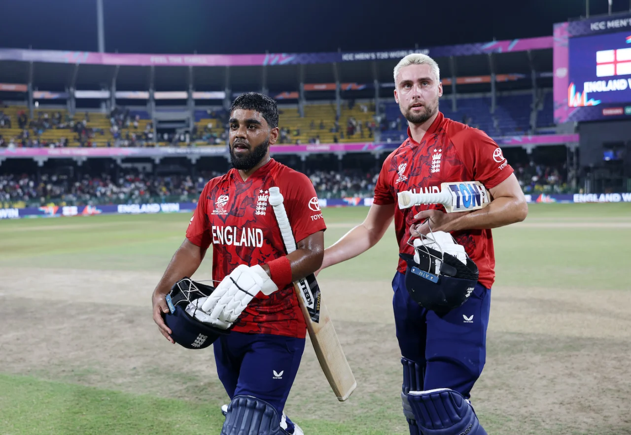 England get home in a thriller against NZ to keep Pakistan’s semi-final hopes alive