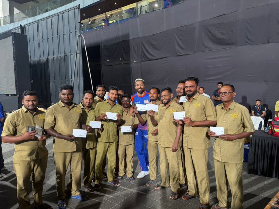 హార్దిక్ పాండ్యా వానఖెడే గ్రౌండ్ స్టాఫ్ ను గౌరవించిన విధానం