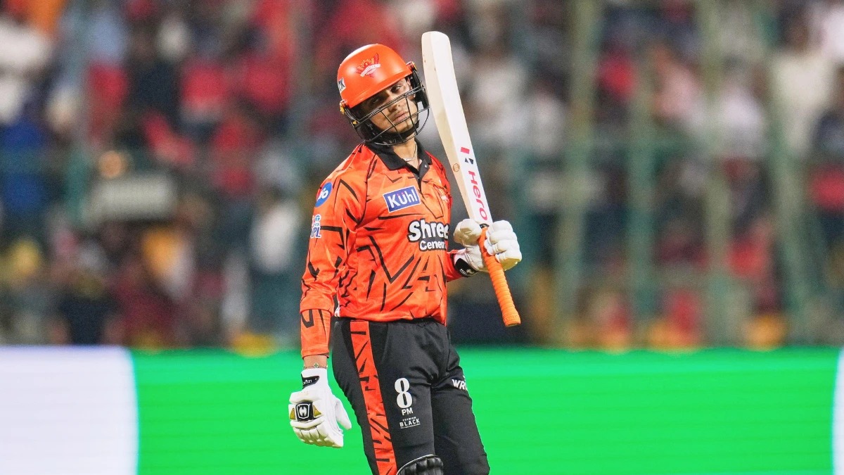 IPL 2026 में अभिषेक शर्मा पर कार्रवाई, कोड ऑफ कंडक्ट का उल्लंघन