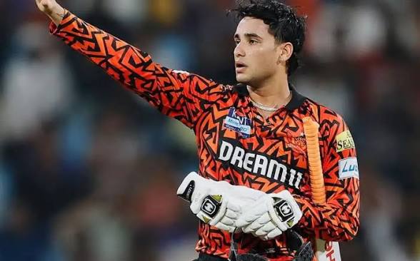 అభిషేక్ శర్మ ఐపీఎల్ రికార్డు బద్దలు కొట్టాడు వేగంగా రెండు వేల పరుగులు