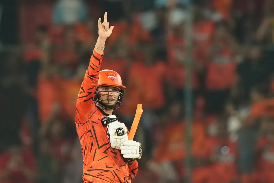 अभिषेक शर्मा ने IPL 2026 में शतक जड़कर विराट कोहली की बराबरी की