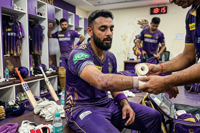 आईपीएल 2026: वरुण चक्रवर्ती से भयानक टक्कर के बाद केकेआर के अंगकृष रघुवंशी चोटिल, दर्द में छोड़ा मैदान