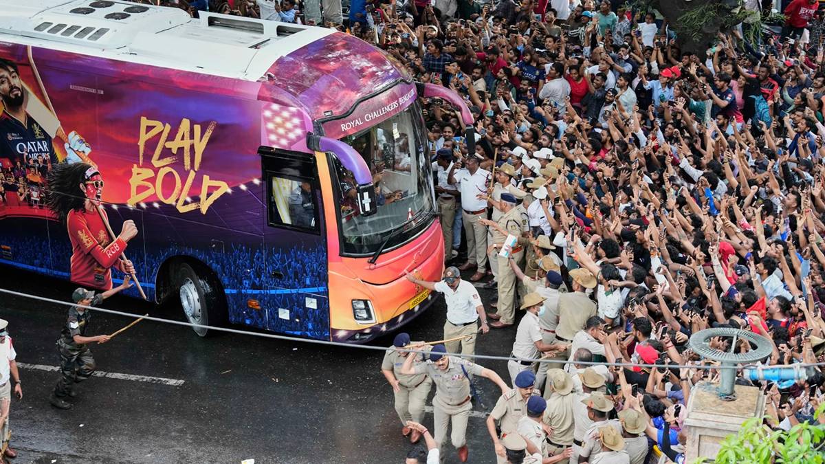 IPL 2026 फाइनल: बेंगलुरु पुलिस ने RCB फैंस को सड़क पर जश्न मनाने के खिलाफ चेतावनी दी