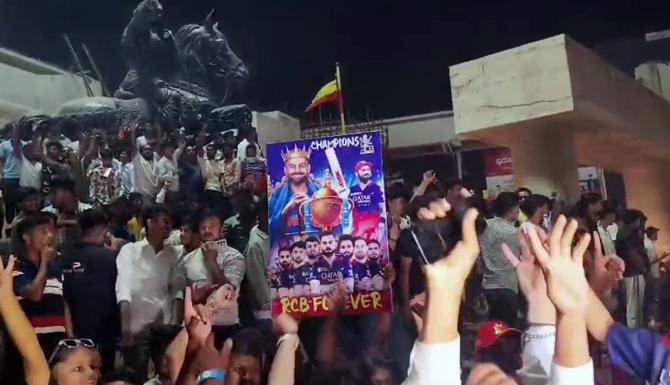 'ई साला कप नमदू!' आरसीबी के आईपीएल चैंपियन बनते ही रो पड़े फैंस, देखें बेंगलुरु के जश्न का वीडियो