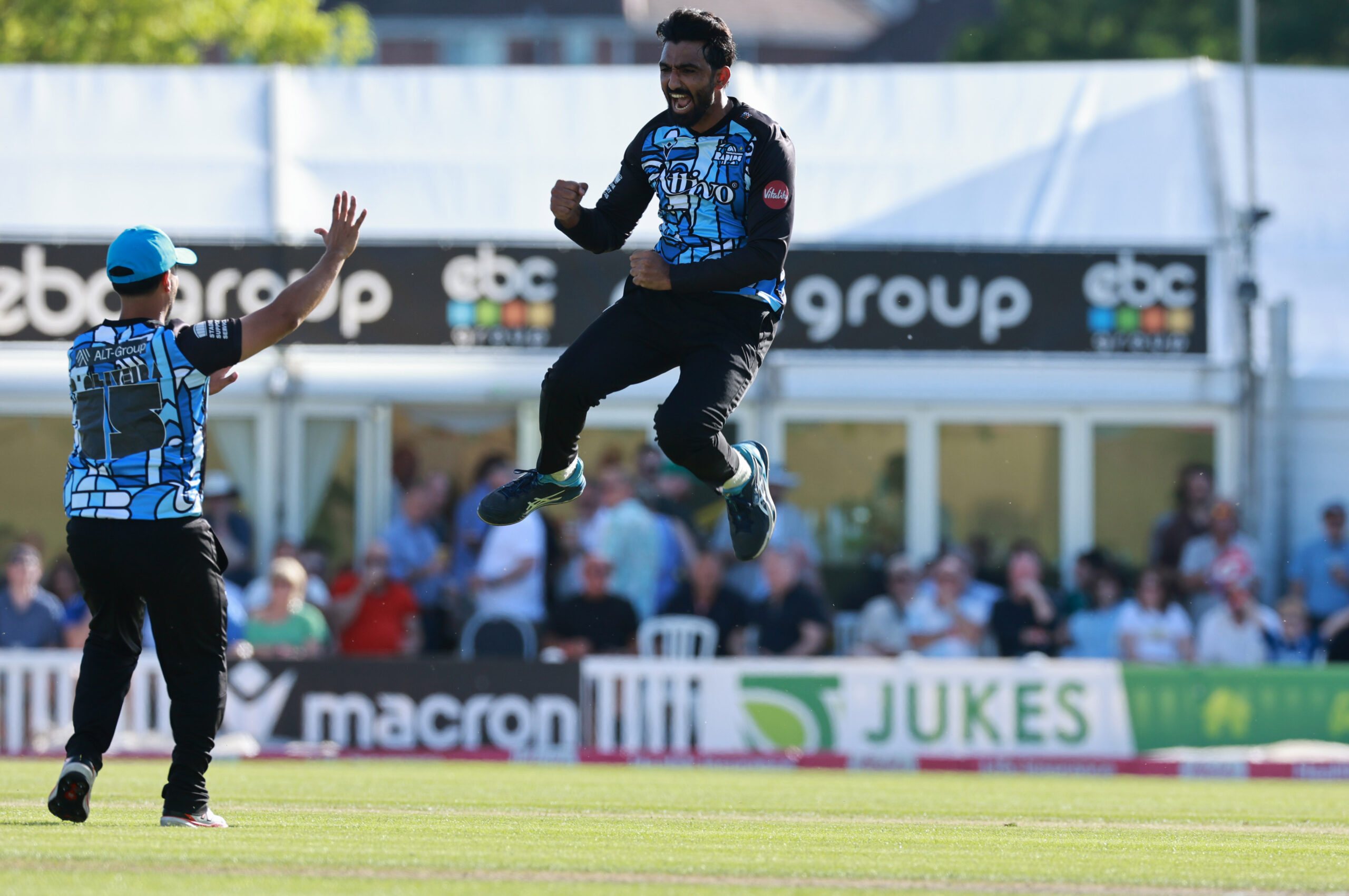 Usama Mir's all-round finesse helps Worcestershire win their third game of the season