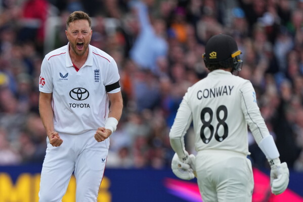 England Hit by Injury Setback as Ollie Robinson Faces Fitness Scare vs New Zealand
