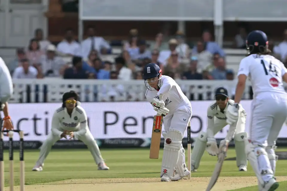 ENG vs IND महिला टेस्ट डे 1 हाइलाइट्स: भारत का दबदबा, इंग्लैंड 21/1 पर सिमटा, 264 रन से पिछड़ा